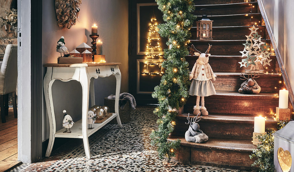Décoration escalier Noël en sapin boules noël guirlandes chandelier idée déco  intérieur fêt…