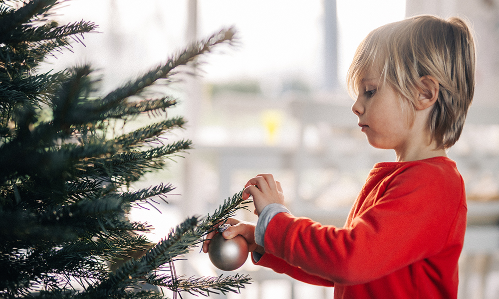 Ne surchargez pas votre sapin en décorations trop lourdes