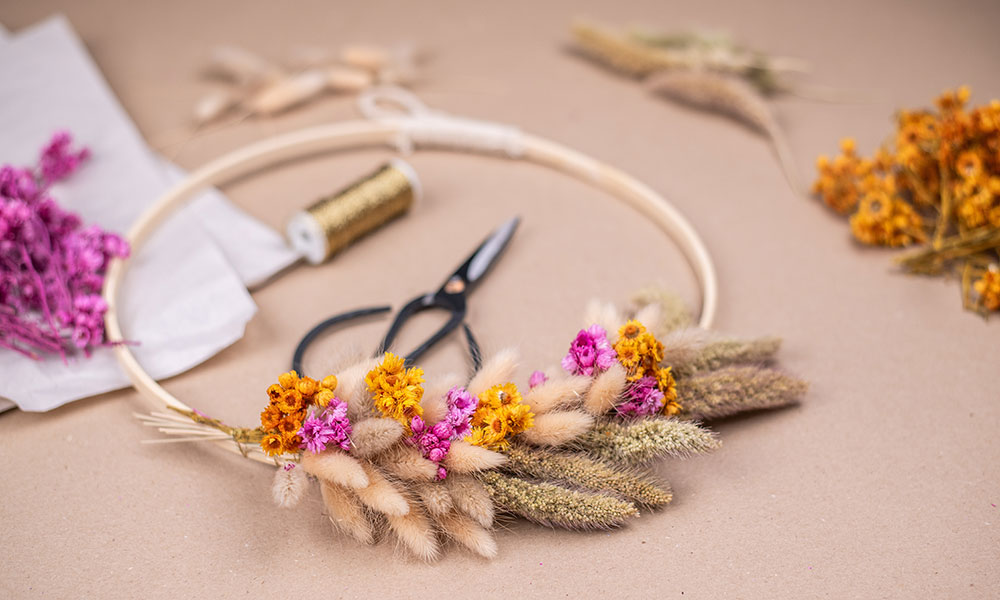 Une couronne de fleurs séchées
