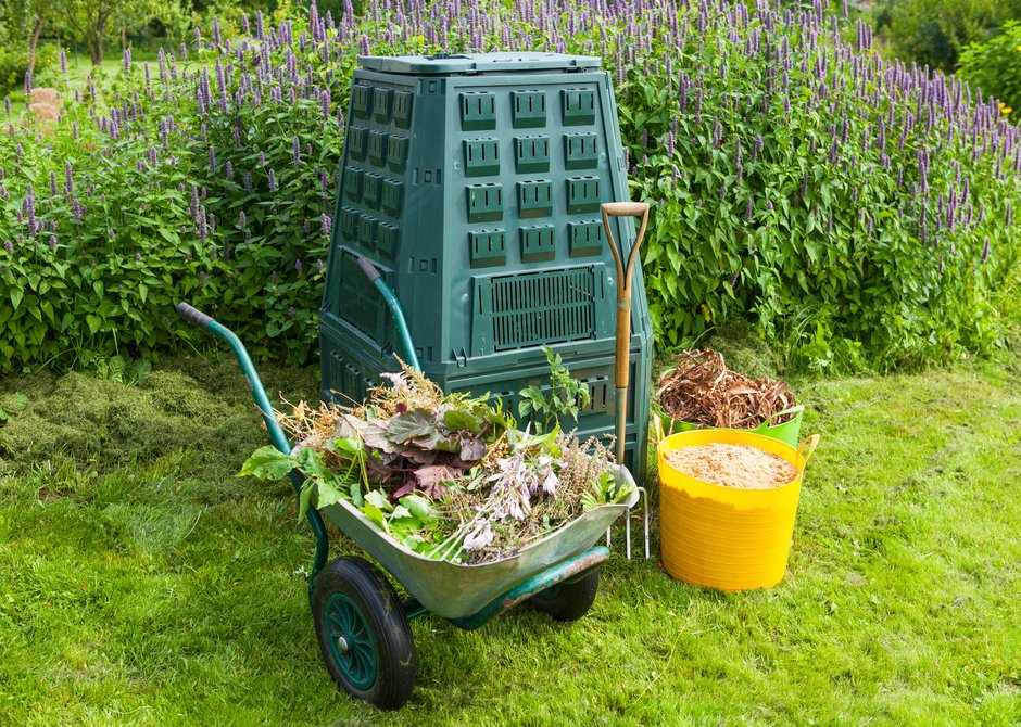 Le compostage est un moyen pratique et courant pour recycler ses déchets verts en terreau particulièrement nutritif