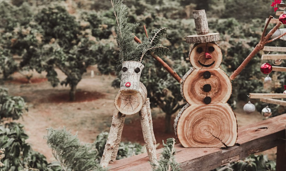 Un renne en rondins de bois