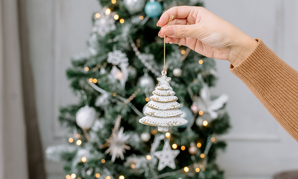 Plusieurs étapes pour décorer un sapin de Noël