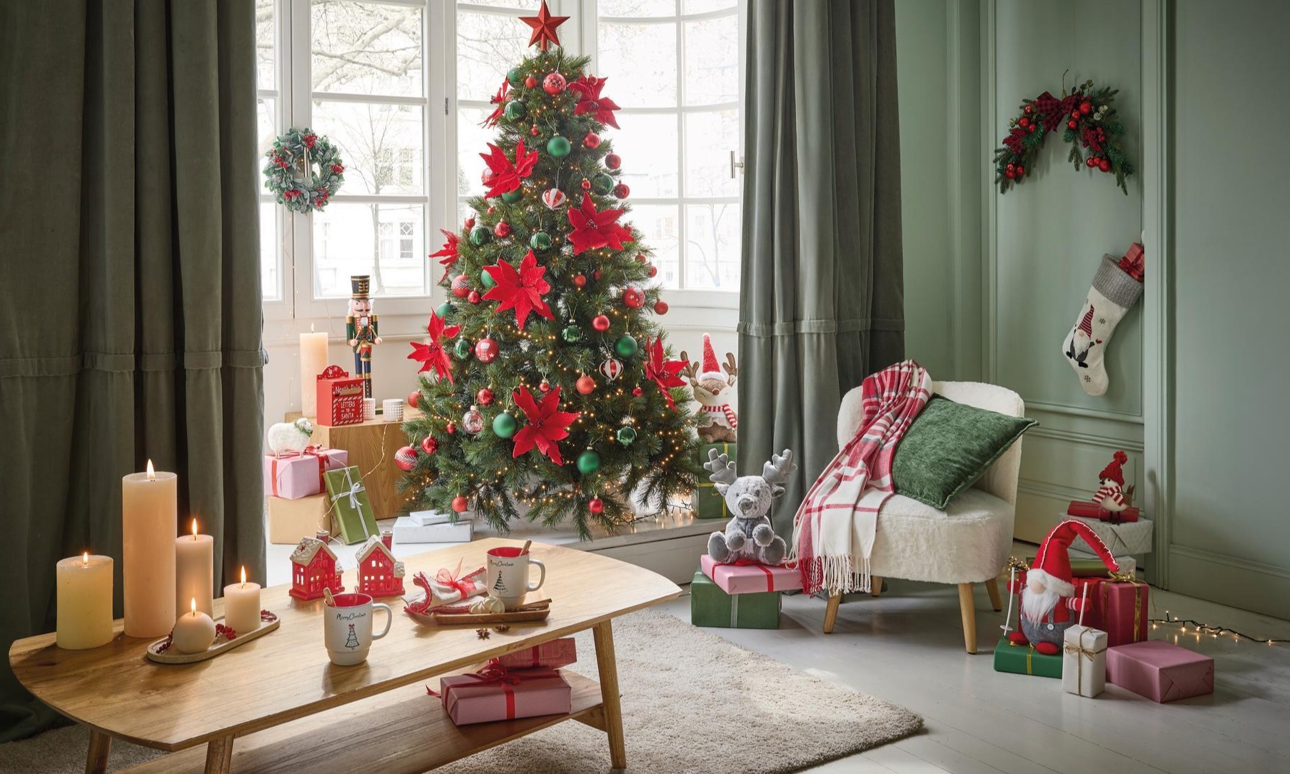 Plaid à carreau rouge et blanc ECLOZ, Fauteuil Astin ECLOZ, Coussin carré vert chiné ECLOZ, Cale porte Renne peluche gris ECLOZ