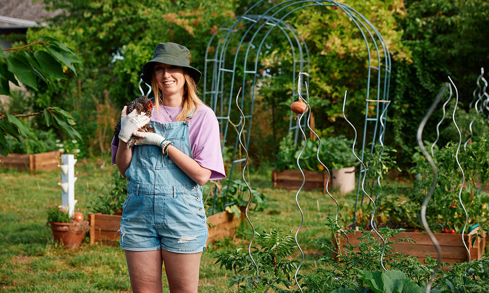 Léa peut toujours compter sur l'aide de ses poules au jardin