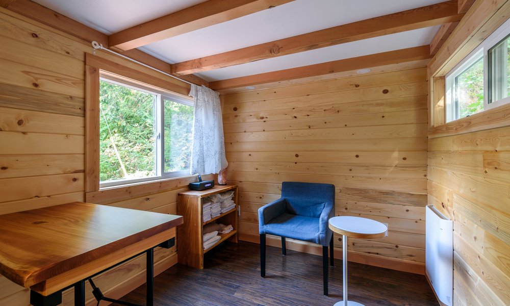 Table pliante, étagères étroites et petit fauteuil occupent peu d'espace au sol, sol et plafond sont isolés, il ne reste qu'à décorer ! 