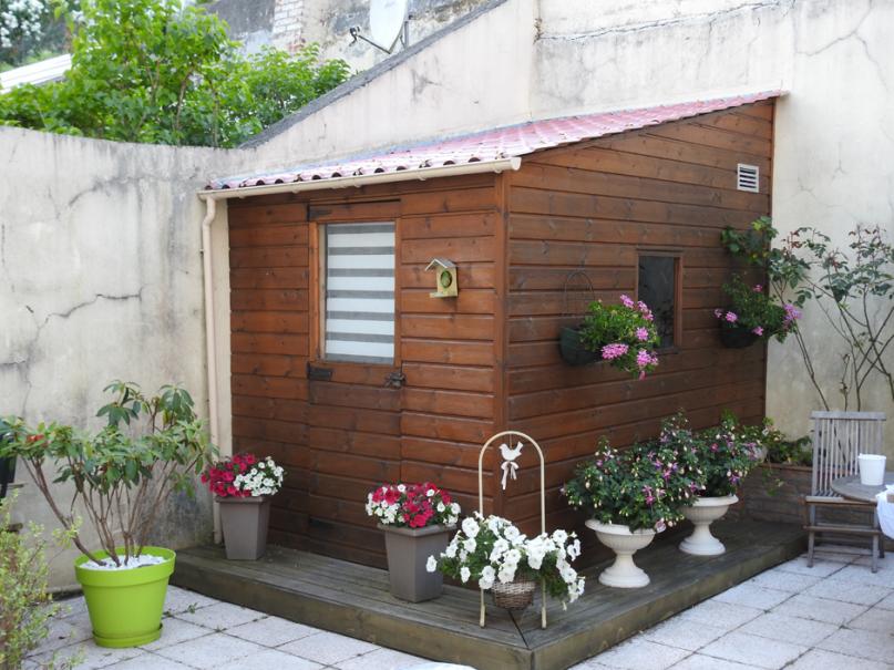 Avantages d'un abris de jardin en bois avec un toit plat