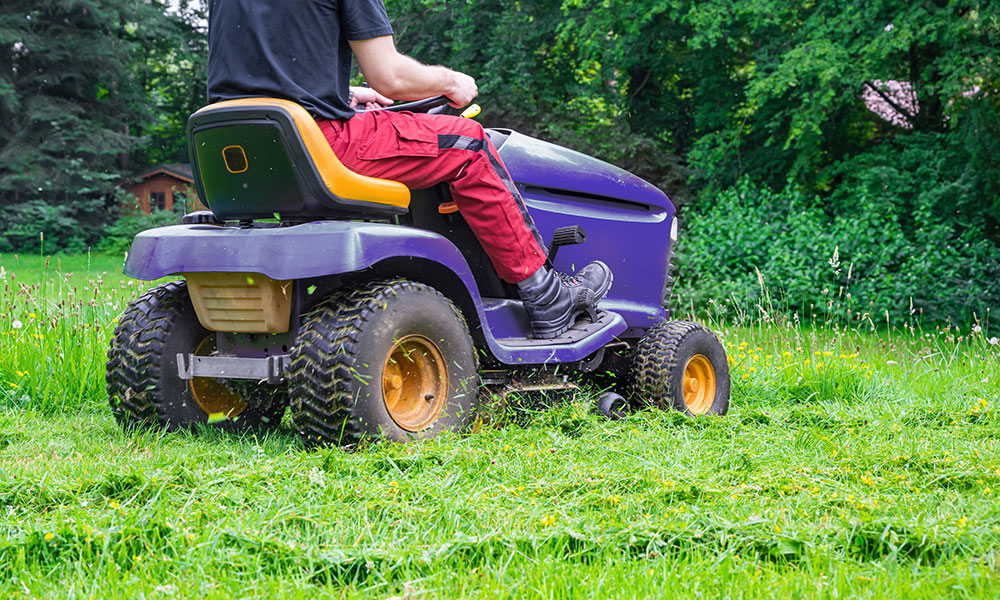 Le tracteur tondeuse est plus long et plus puissant que le rider