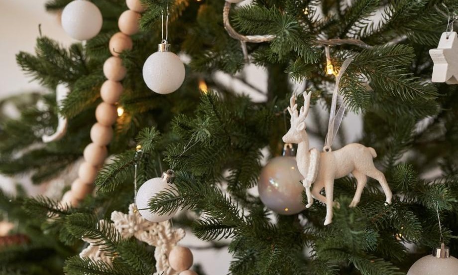 Des guirlandes en bois pour un sapin nordique