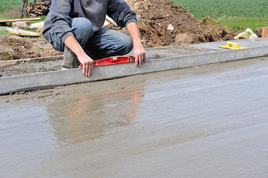 La dalle béton est un support très adapté pour un grand abri de jardin