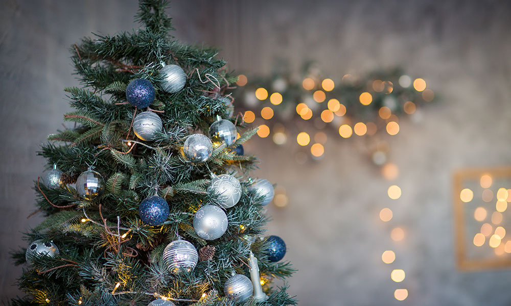 Un sapin de Noël blanc et bleu