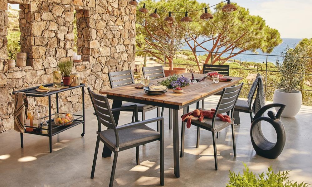 Le mobilier de jardin d'une cuisine d'été