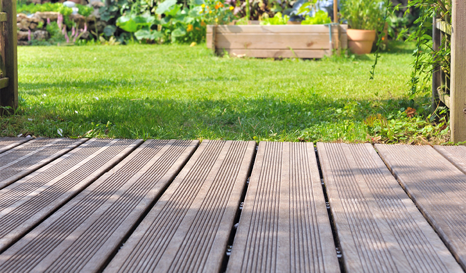 brise-vue terrasse avec bacs à plantes et revêtement de sol en bois