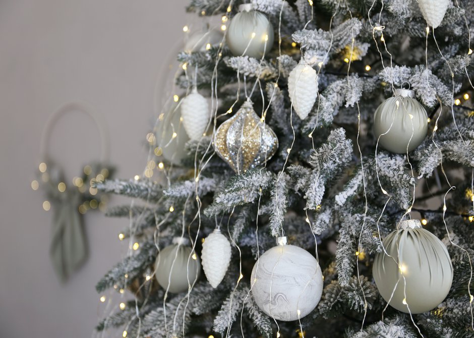 Comment décorer un sapin de Noël blanc ? - Gamm vert