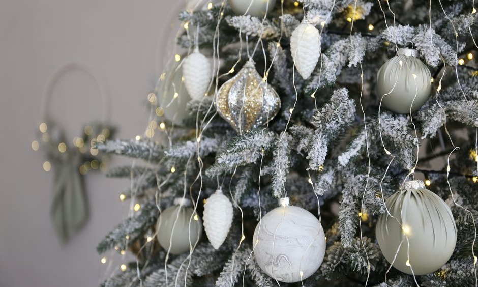 Des touches argentées et blanches pour un sapin enneigé