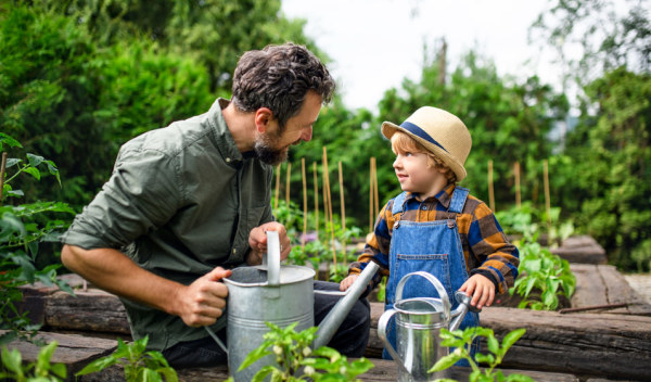 Initiez votre enfant au jardinage à la rentrée ! Conseils et bienfaits