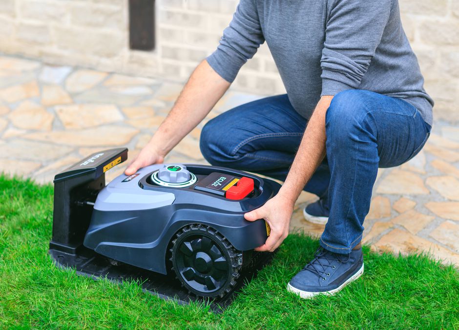 Sur le robot - ou la tondeuse - évitez d’exposer la batterie au soleil en dehors de son fonctionnement