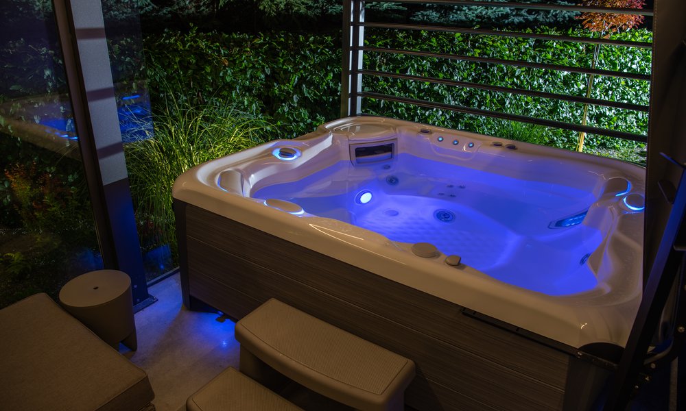 Un abri de spa en bois peut être semi ouvert, pour mieux profiter de l'extérieur 