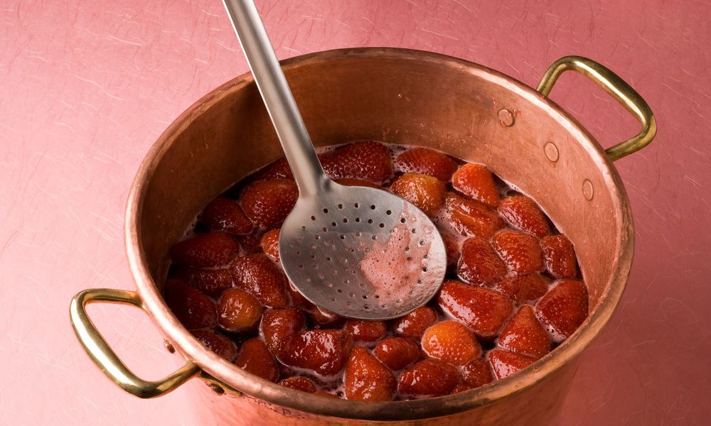 On écume la mousse une fois la confiture cuite