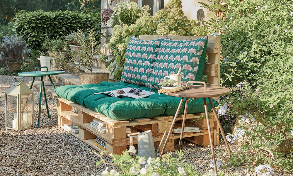 Sur une série de palettes récupérées çà et là, on dispose des kits de coussins spécialement conçus pour ce type d’assise.