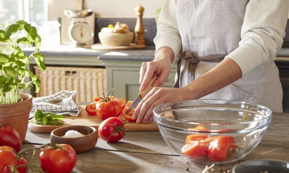 Coupez les tomates lavées en quatre avant de les faire cuire