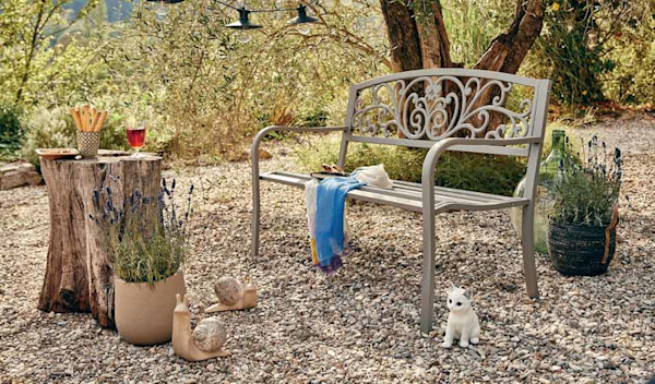 Banc stylé, jardin comblé