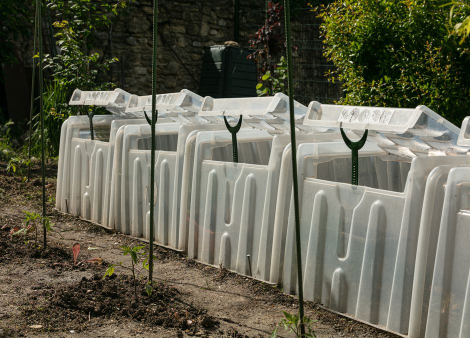 Une mini-serre tunnel pour protéger les jeunes légumes au jardin 