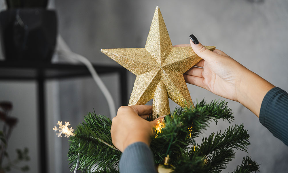 Une étoile dorée pour un sapin de Noël en or 