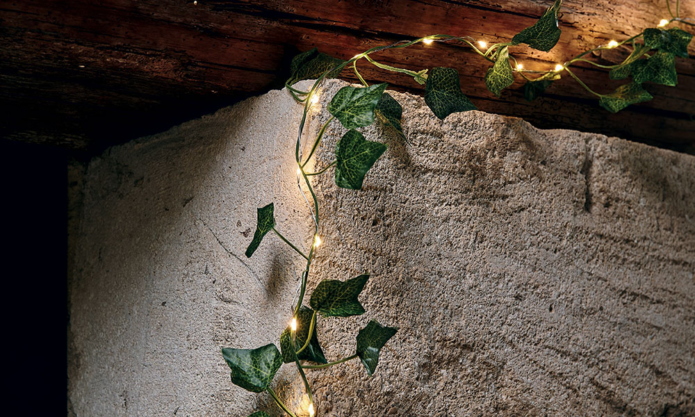 Guirlande lumineuse mariée au lierre