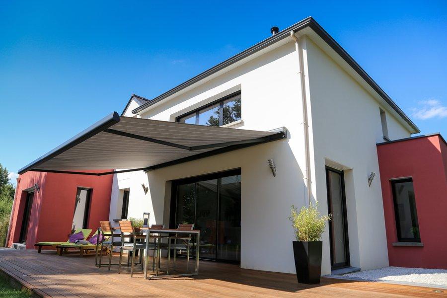 Une simple salle à manger d'été pour une terrasse couverte par un auvent