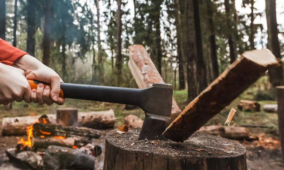 Quels outils choisir pour fendre du bois ?