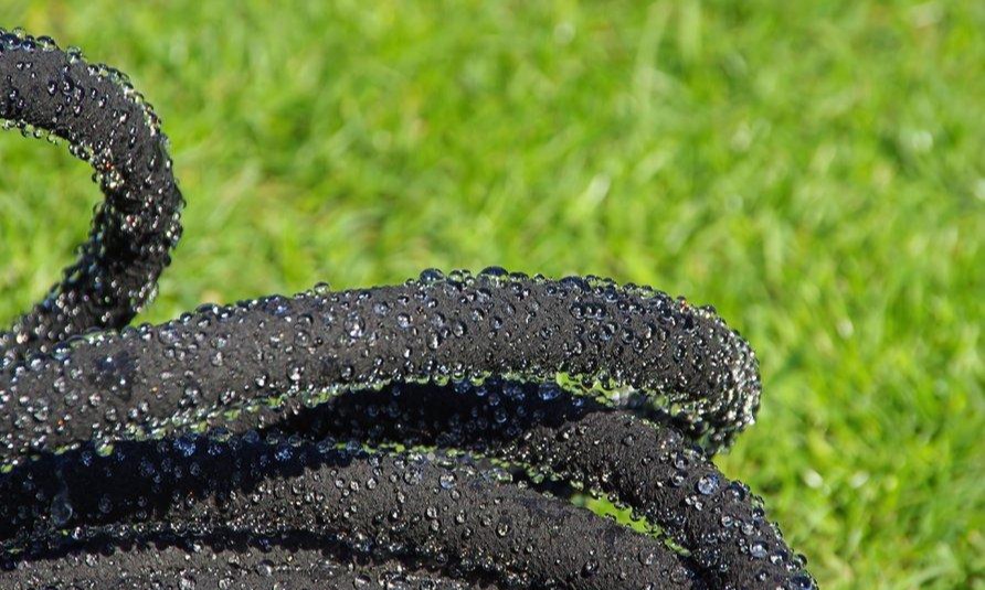 Le tuyau microporeux laisse passer l'eau doucement à travers sa paroi