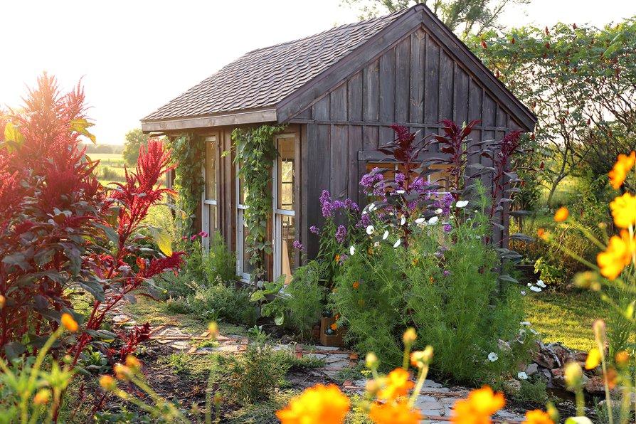Abri de jardin : 8 idées de couleurs tendance