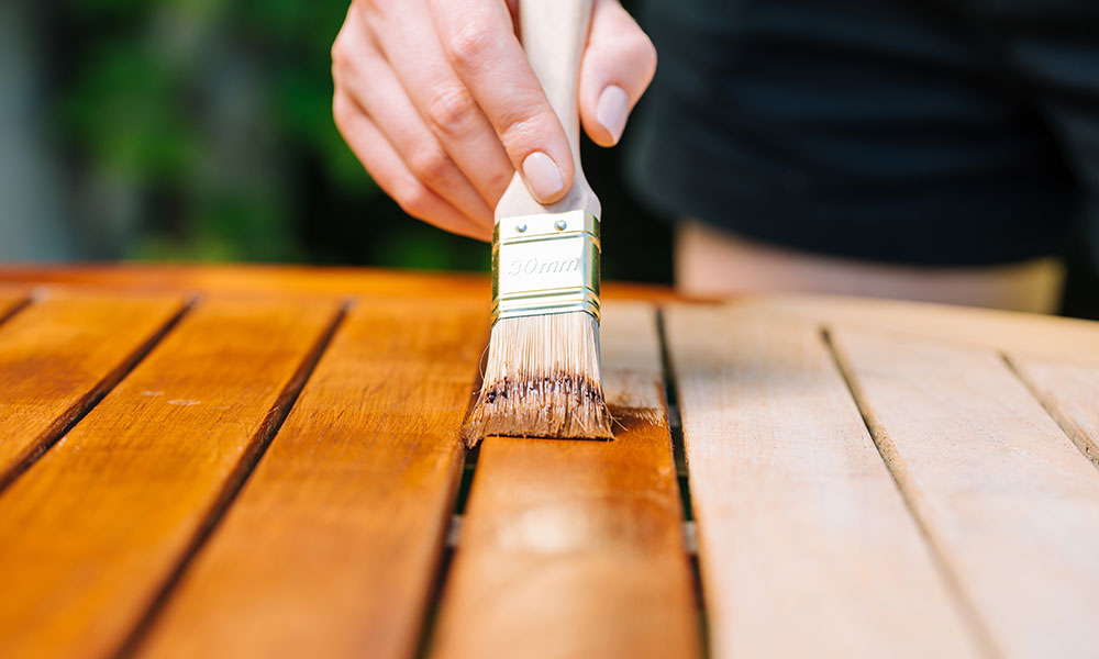 Vous pouvez appliquer un vernis sur vos meubles extérieur en teck