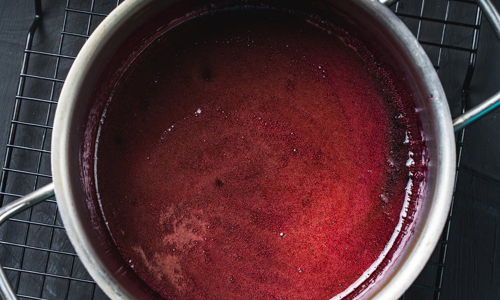 Lorsque le sirop est cuit, il doit napper la cuillère