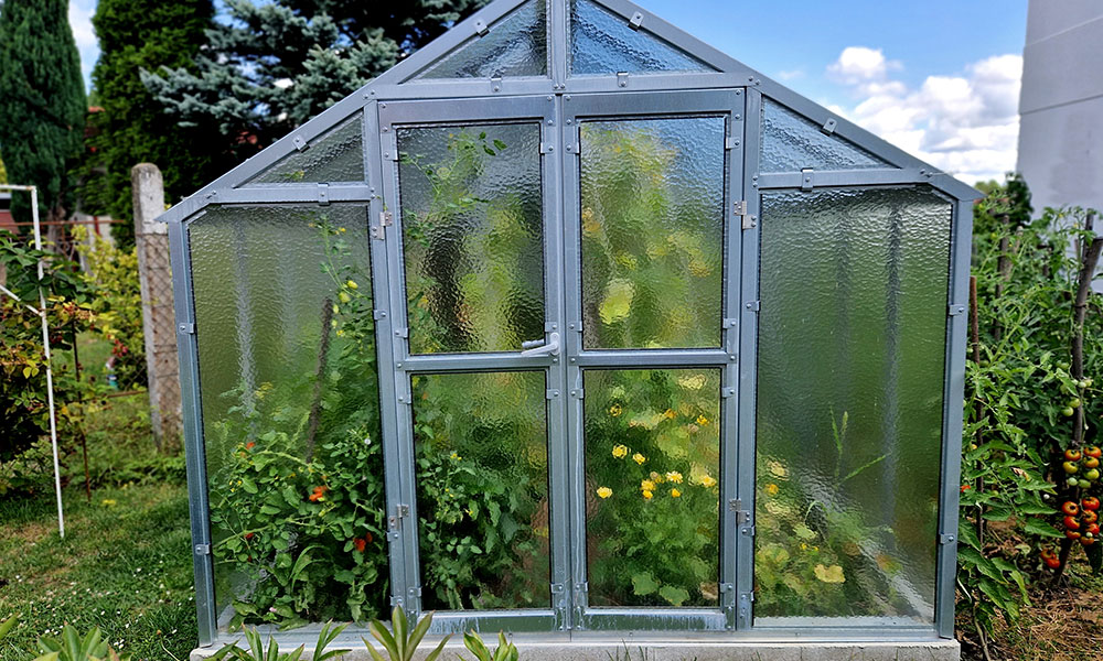 Une serre dans un jardin en permaculture