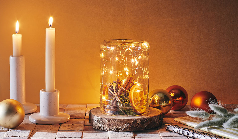 Réaliser une cloche lumineuse comme centre de table avec des oranges séchées pour Noël