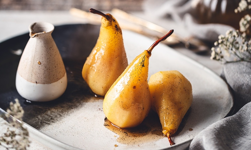 Poire pochée aux épices et vin blanc