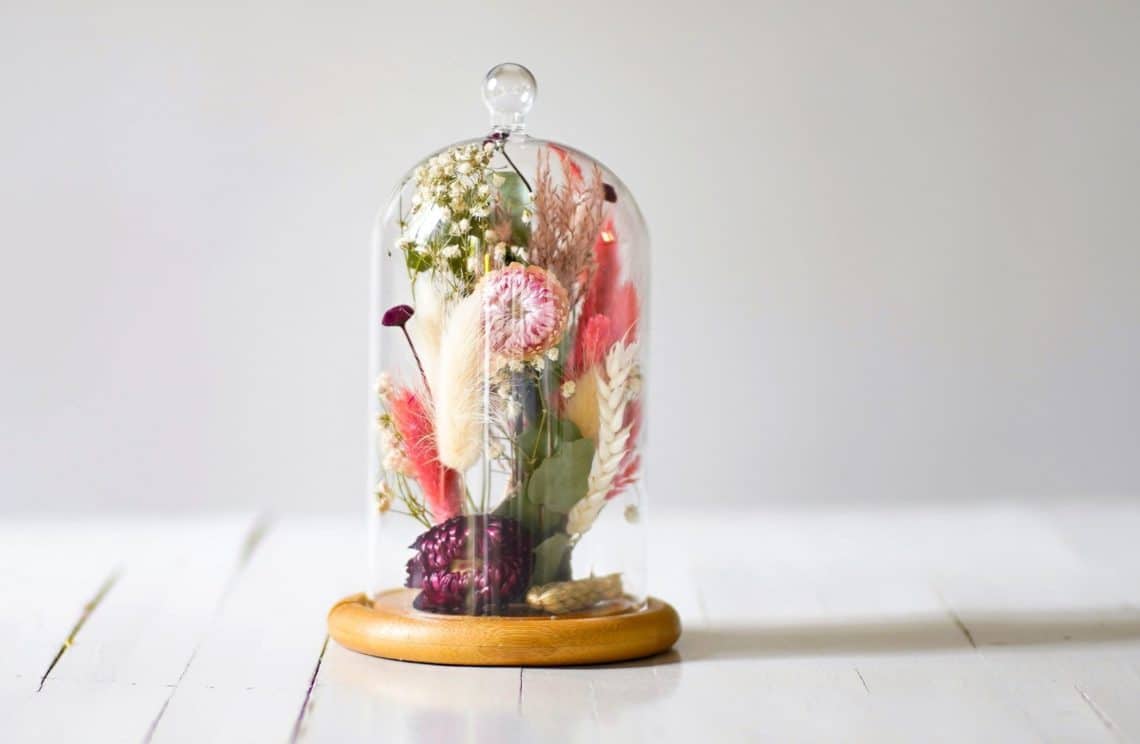 Comment créer une cloche décorée de fleurs séchées ?