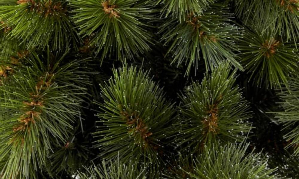 Un sapin artificiel à aiguilles mixtes pour plus de réalisme 