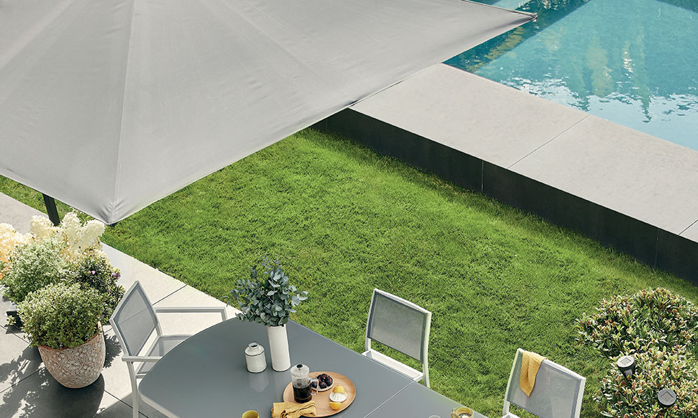 Parasol déporté au-dessus d'un salon de jardin