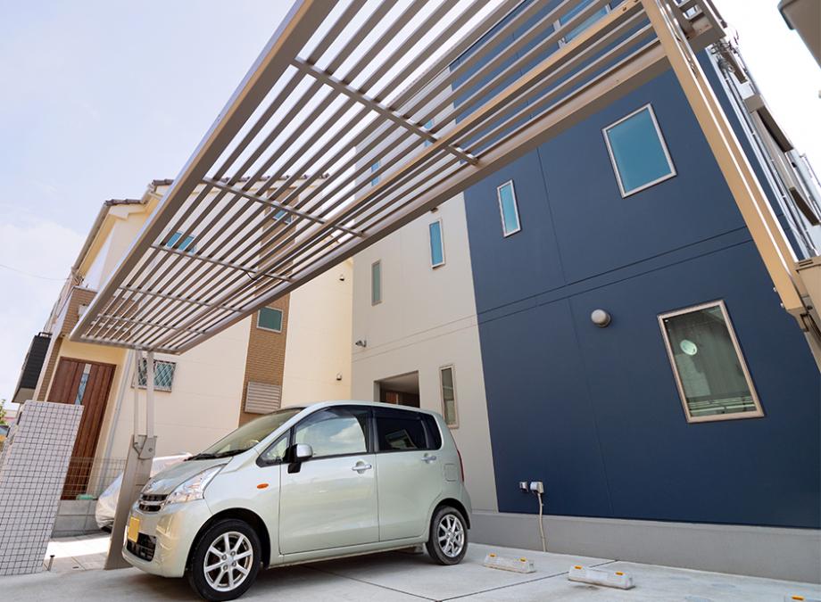 Un carport tout en longueur