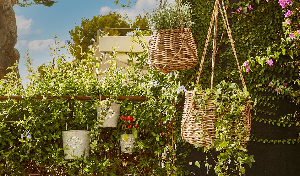 Suspendez des pots de toute sorte pour un balcon végétalisé léger et aérien - © StudioEVO