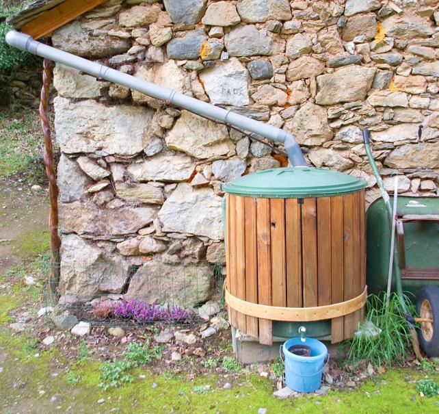 Cuve de récupération eau de pluies décorative 1000 litres sur