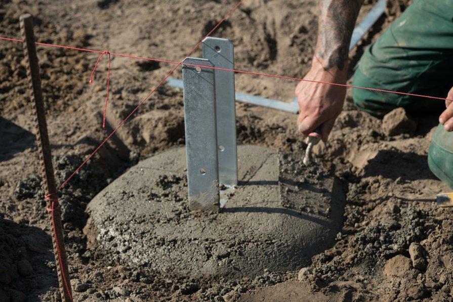 La fixation des pieds du carport est importante pour la stabilité