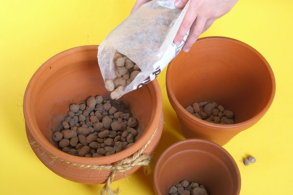 Ajouter une couche de drainage au fond de vos pots