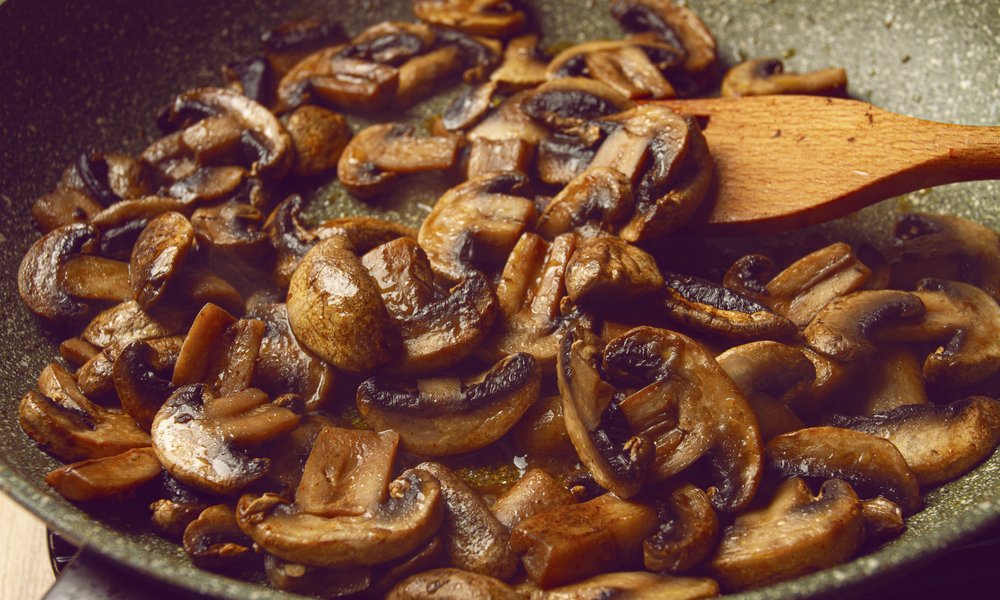 Un fond de poêle sec et des champignons qui commencent à dorer, il est temps d'assaisonner