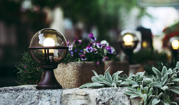 Balcon, terrasse, jardin… voici les plus belles lampes d'extérieur