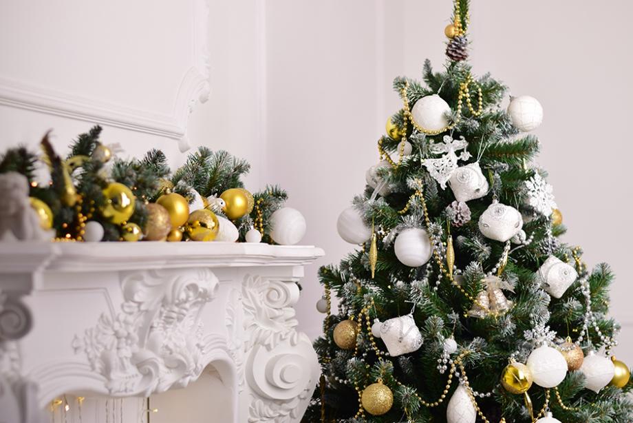 Sapin De Noël Avec Décorations Blanches Et Argentées Et Guirlande