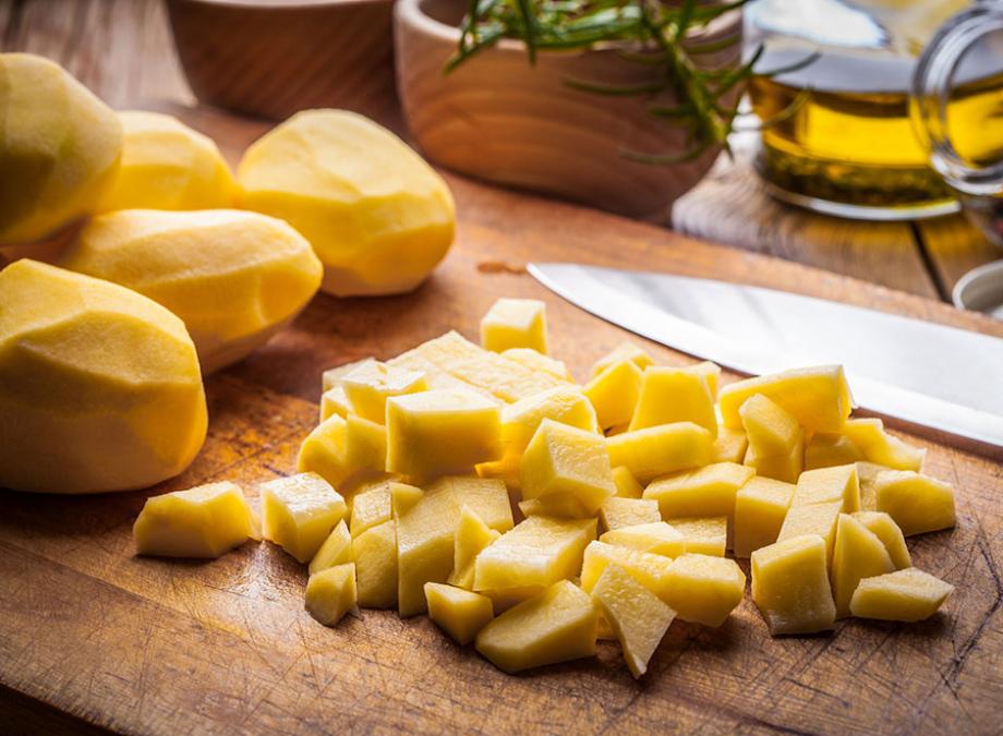 Pour une cuisson uniforme, coupez les pommes de terre en morceaux de taille équivalente