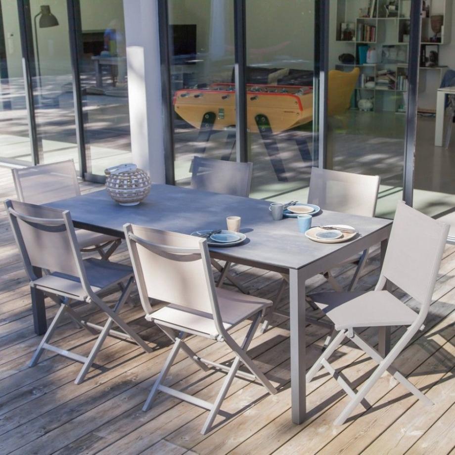 Le style industriel est intemporel, même pour un salon de jardin